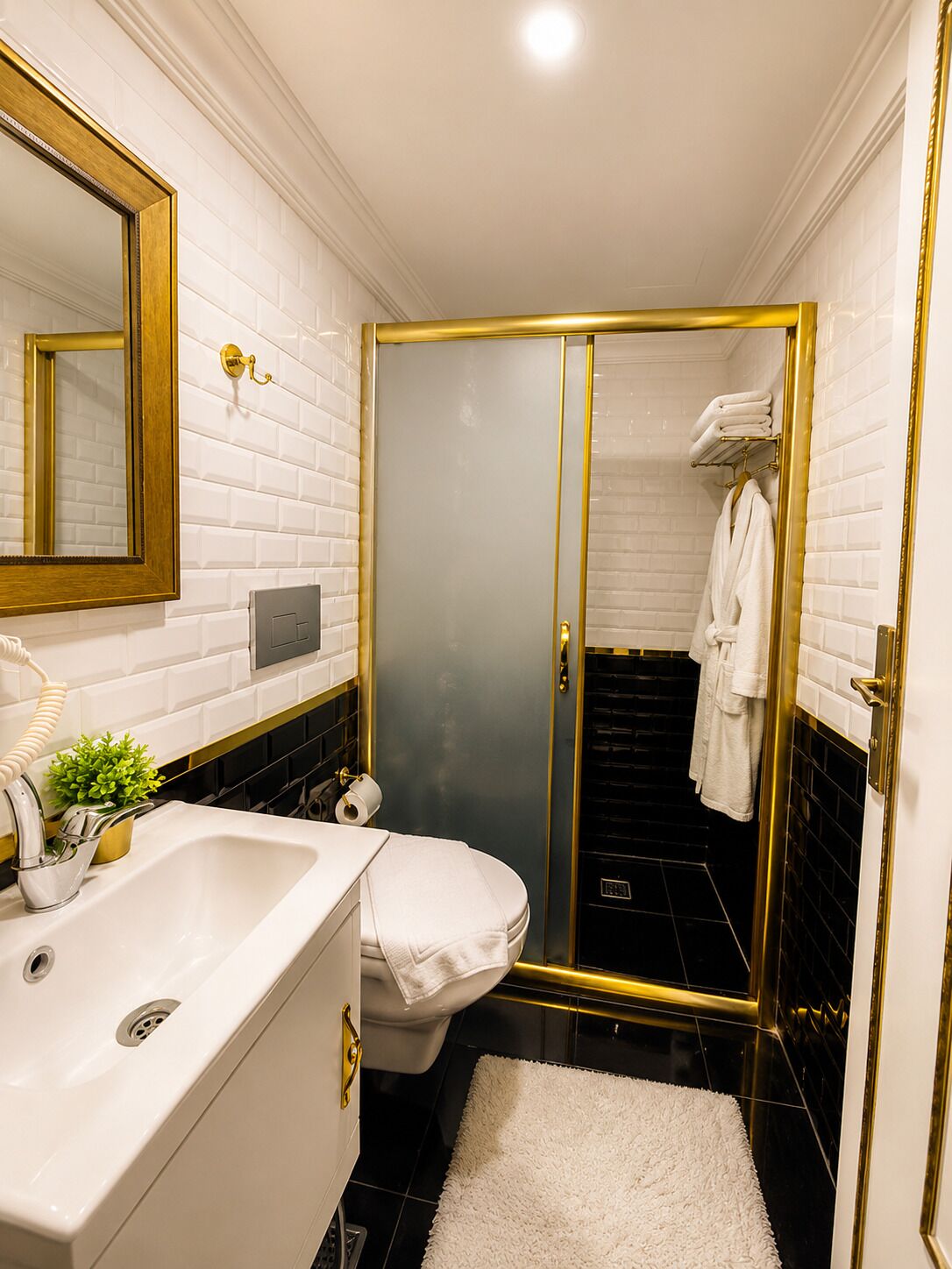 Een douche, een haardroger, pantoffels, handdoeken