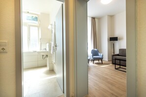 Apartemen Superior, 1 Tempat Tidur King dengan tempat tidur Sofa, Hewan Peliharaan Diizinkan | Kamar mandi | Shower, pengering rambut, handuk, dan sabun