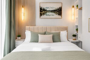 Tabla de planchar con plancha, wifi, ropa de cama