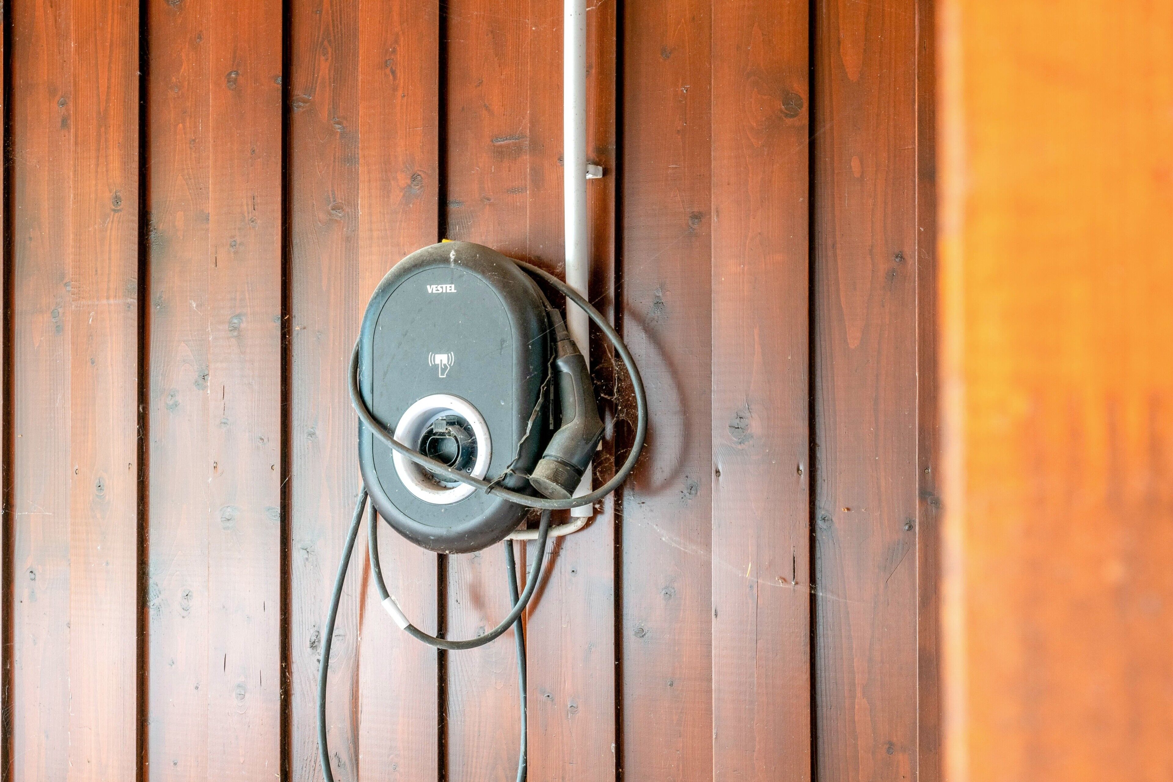 Un purificateur d’air VESTEL fixé à un mur en bois.
