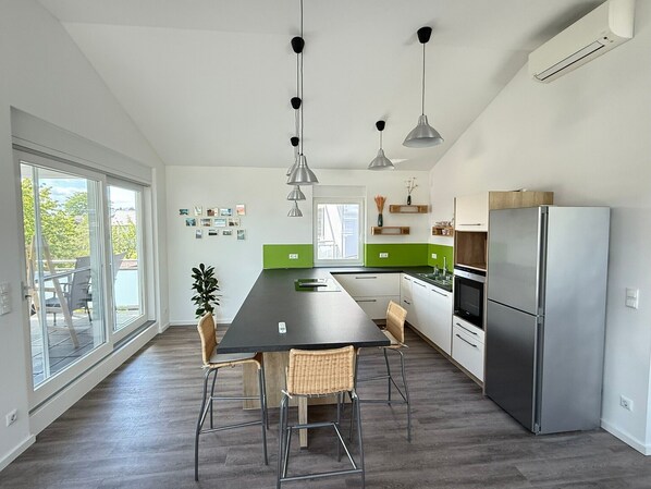 Kühlschrank, Mikrowelle, Ofen, Herdplatte