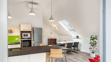 Fridge, microwave, oven, stovetop