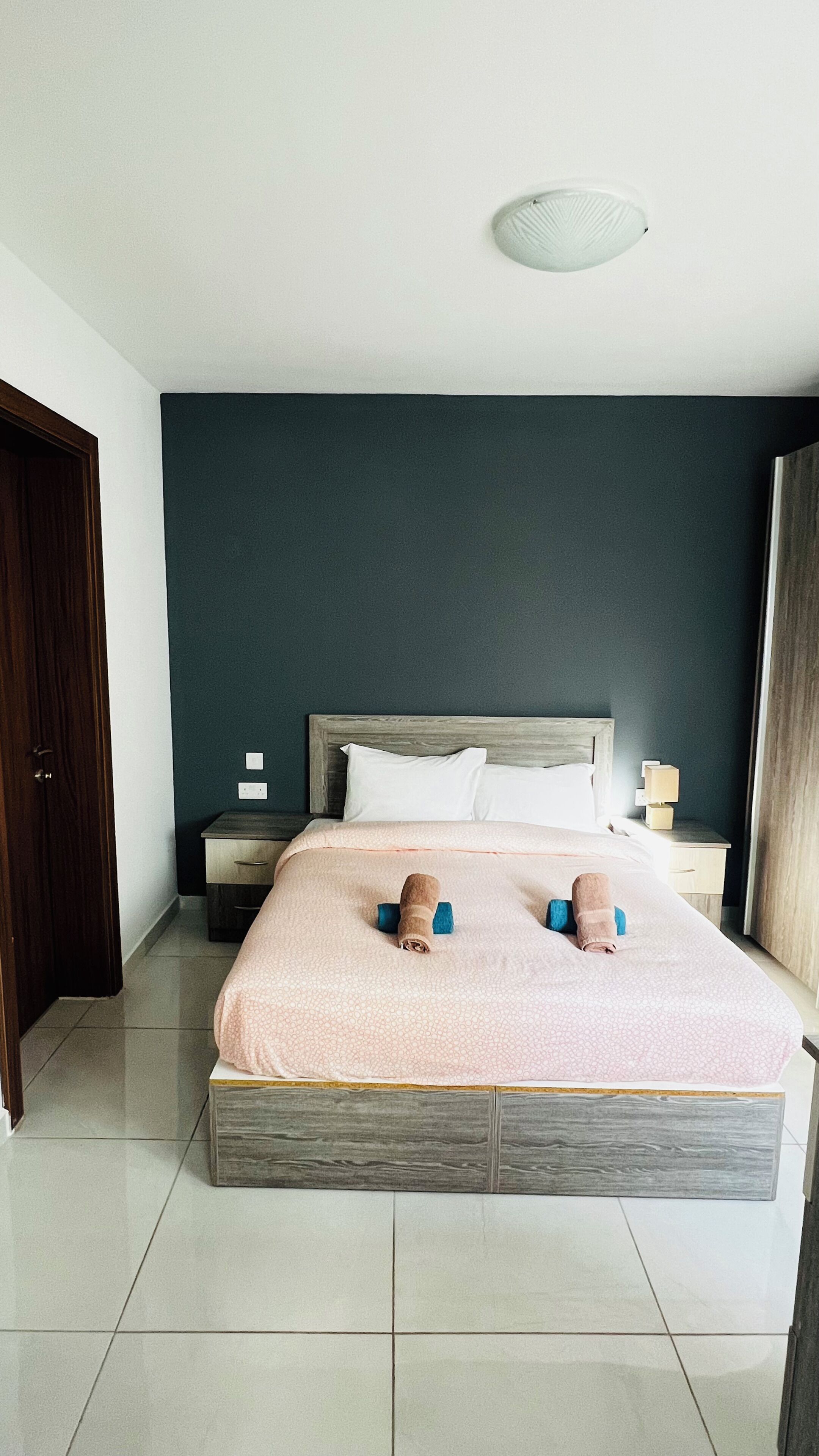 Een minibar met enkele gratis items, een kluis op de kamer
