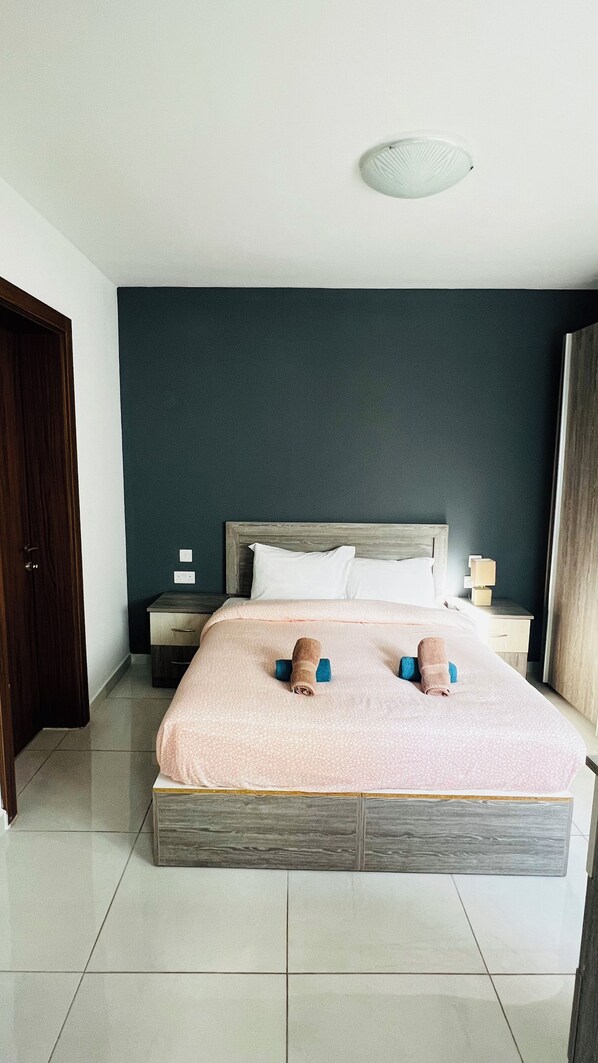 Artículos del minibar gratis y caja de seguridad en la habitación