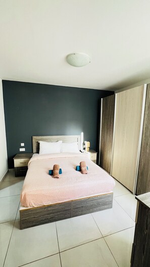 Artículos del minibar gratis y caja de seguridad en la habitación