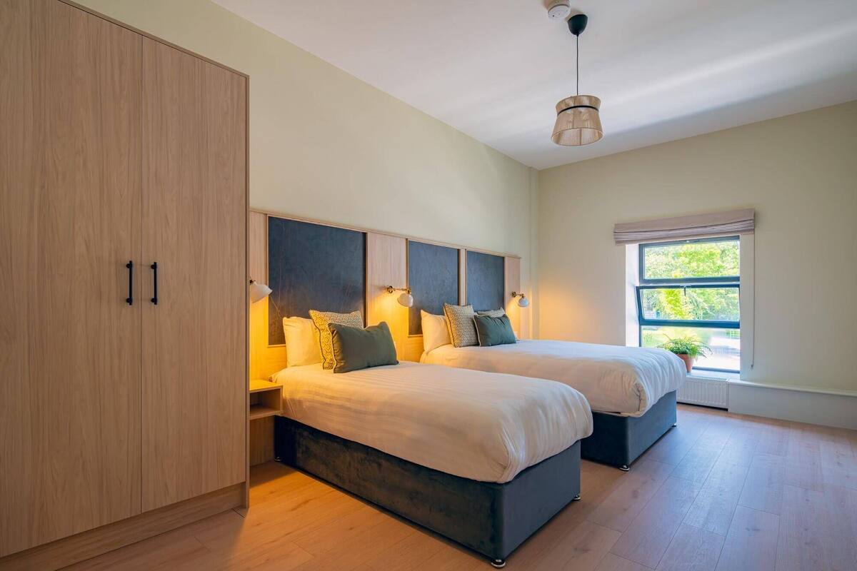Family Apartment | Iron/ironing board, WiFi (free), bed sheets