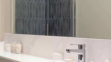 Apartamento familiar | Baño | Artículos de higiene personal gratuitos, toallas, jabón y champú
