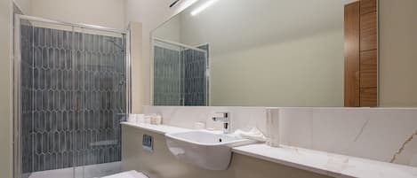 Apartamento familiar | Baño | Artículos de higiene personal gratuitos, toallas, jabón y champú