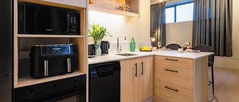 Studio classique | Cuisine privée | Réfrigérateur grande capacité avec congélateur, un four, lave-vaisselle