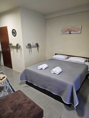 Iron/ironing board, WiFi, bed sheets - Chous Cozy Studio - Central & Equipped Holiday Home (Alexandroupoli)