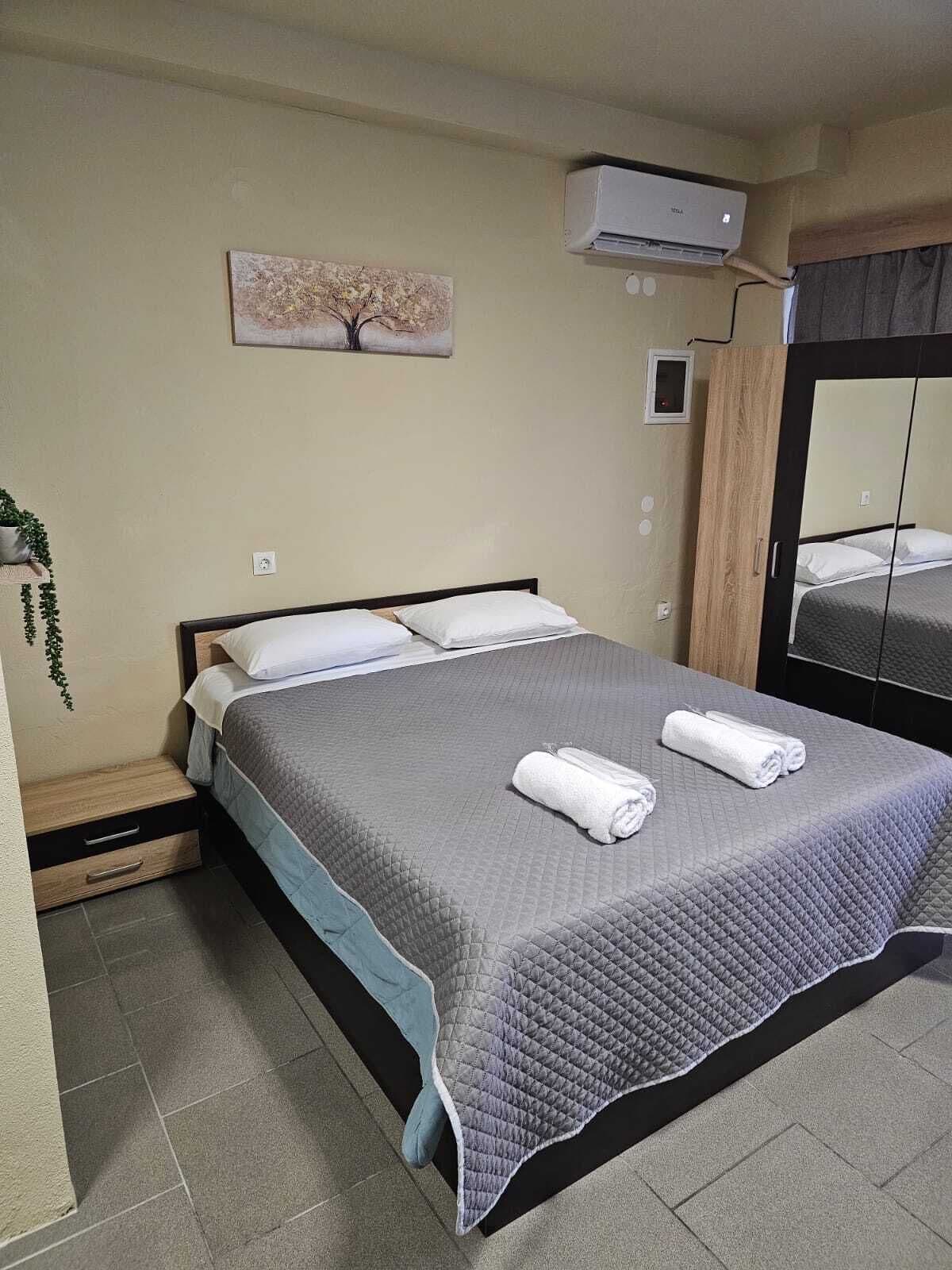 Een strijkplank/strijkijzer, wifi, beddengoed