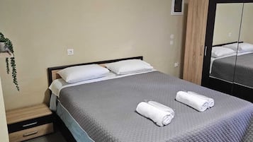 Een strijkplank/strijkijzer, wifi, beddengoed