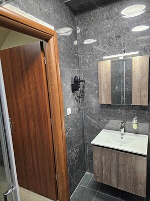 Shower, hair dryer, towels, soap - Chous Cozy Studio - Central & Equipped Holiday Home (Alexandroupoli)