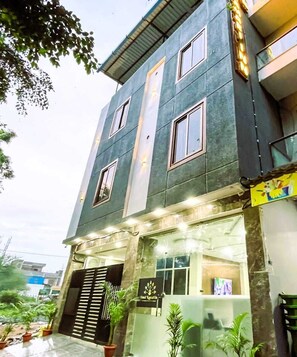 Front of property - Hotel Prime Access Inn (Indore)