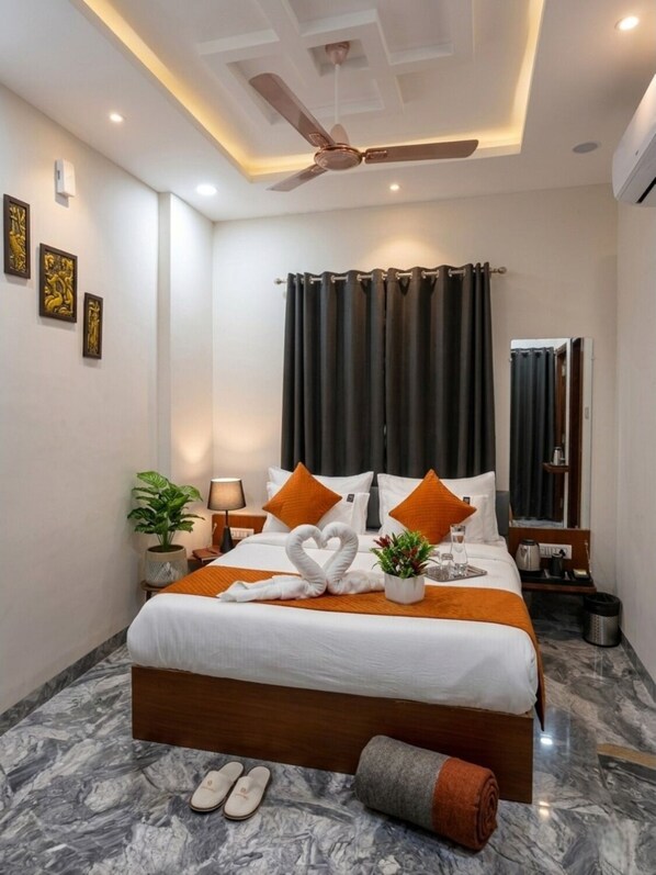 Desk, laptop workspace, free WiFi, bed sheets - Hotel Prime Access Inn (Indore)