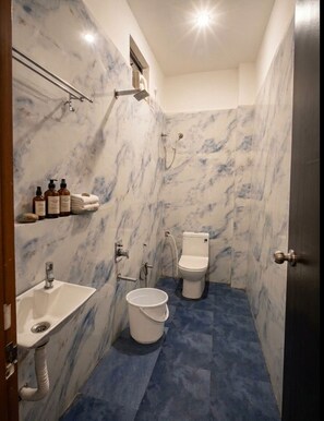Shower, free toiletries, towels, soap - Hotel Prime Access Inn (Indore)