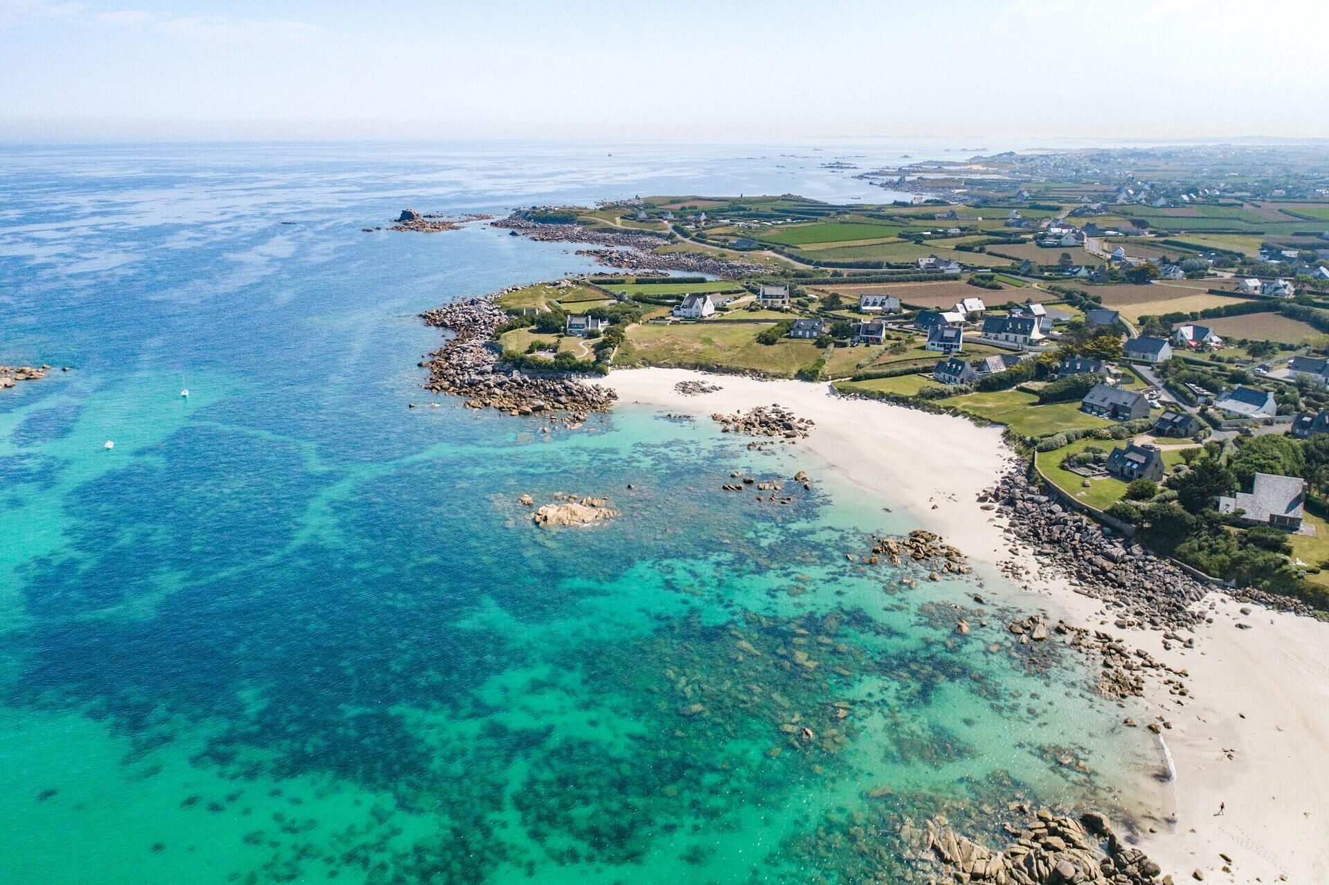 Nära stranden, solstolar och strandhanddukar