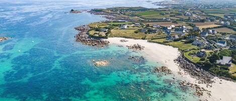 Beach nearby, sun loungers, beach towels