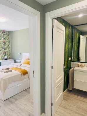 A bedroom with a bed, bedside table, and a nightstand. - Tranquil Hillside Apartment – Sea View, Pool & Mountains – Los Cristianos (Arona)