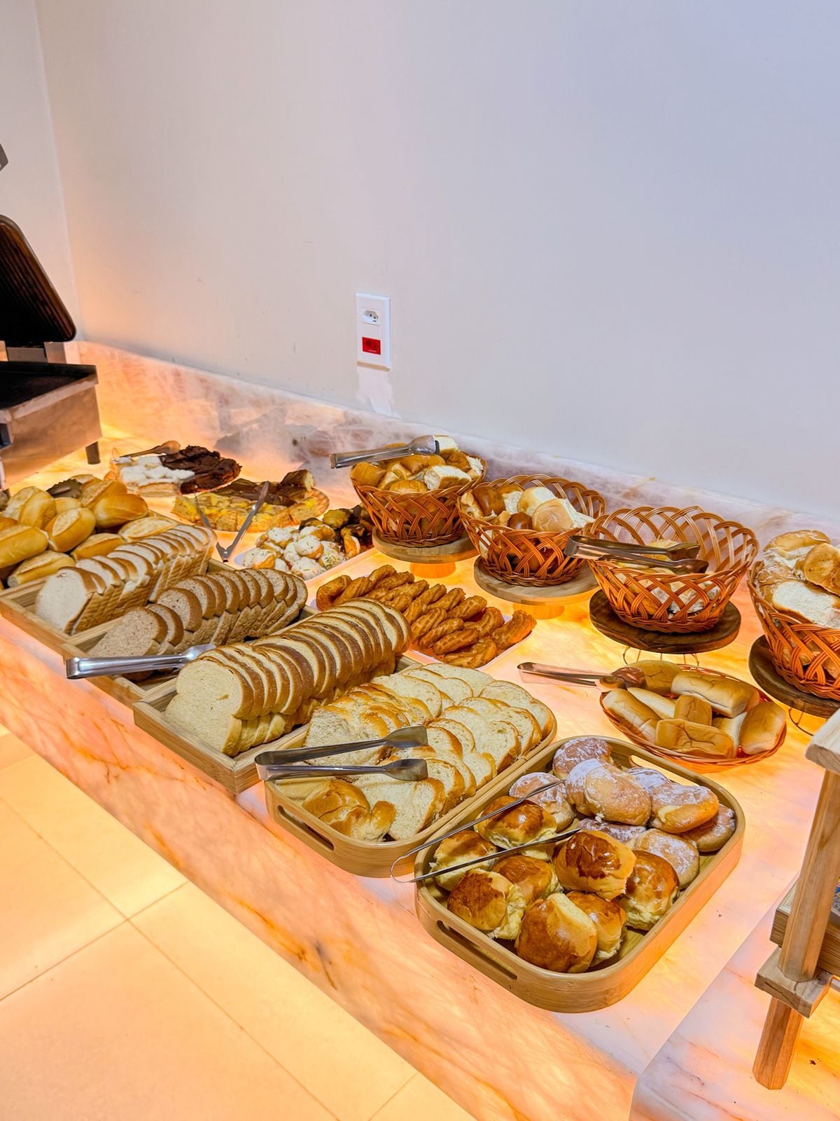 Un buffet proposant une variété de pains et de viennoiseries.