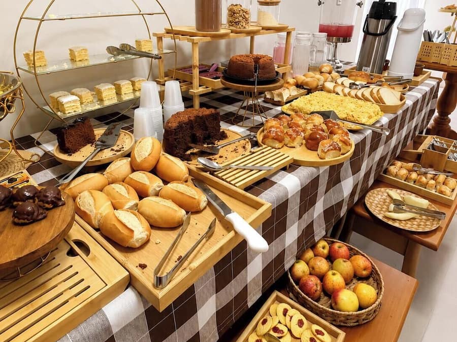 Café da manhã com buffet grátis todos os dias
