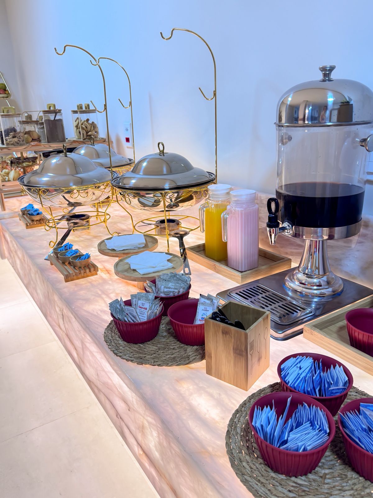 Een buffetopstelling met diverse gerechten en een drankenspender.