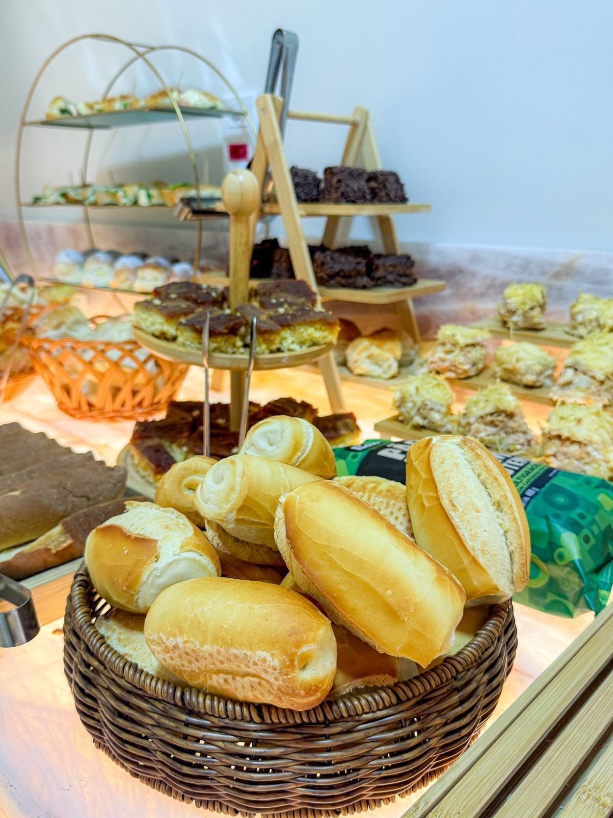 Un'esposizione di prodotti da forno assortiti, tra cui panini e dolci, disposti su un tavolo.