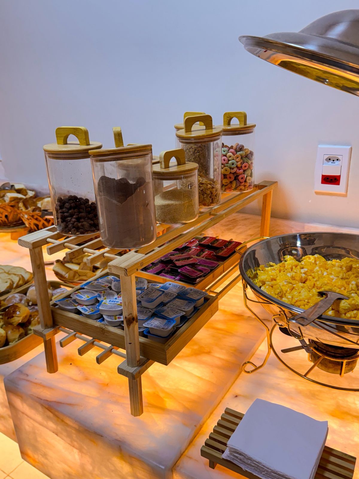Uma mesa de buffet com diversos alimentos e recipientes.