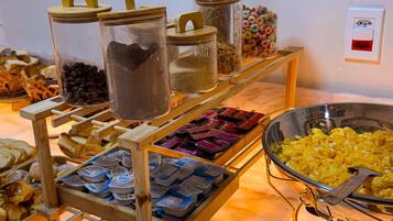 Uma mesa de buffet com diversos alimentos e recipientes.