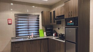 Apartemen Keluarga, balkon, pemandangan kota | Dapur pribadi | Lemari es, microwave, oven, dan kompor