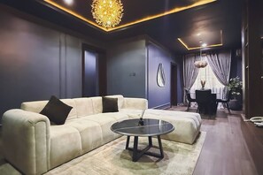 Apartamento família, sacada, vista para a cidade | Área de estar