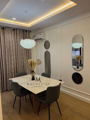 Apartament familiar, balcó, vistes a la ciutat | Servei de restauració