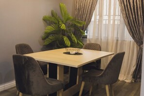 Apartamento família, sacada, vista para a cidade | Opções para refeição