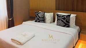 Apartemen Keluarga, balkon, pemandangan kota | Brankas, meja kerja, ruang kerja ramah laptop, dan tirai kedap cahaya