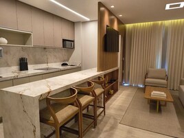 Apartamento Deluxe, balcón, vistas a la laguna | Interior