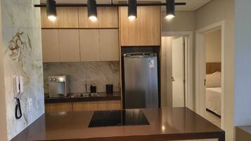 Apartamento luxo, vista para o jardim | Cozinha privada | Geladeira, micro-ondas, cooktop, liquidificador