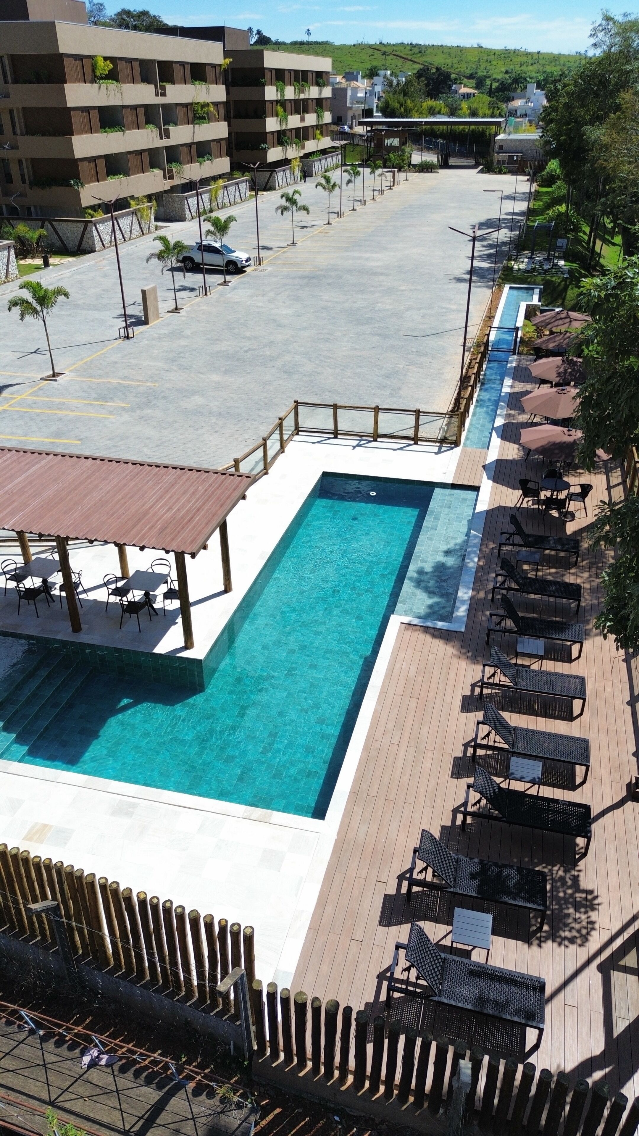 Una piscina al aire libre