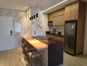 Deluxe Apartment, Balcony | Private kitchen | Fridge, microwave, stovetop, blender - Píer 135 Escarpas (Capitólio)