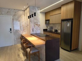 Apartamento Deluxe, balcón | Cocina privada