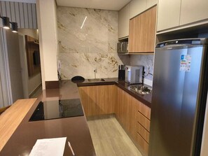 Family Apartment, Balcony, Lagoon View | Private kitchen | Fridge, microwave, stovetop, cookware/dishes/utensils - Píer 135 Escarpas (Capitólio)