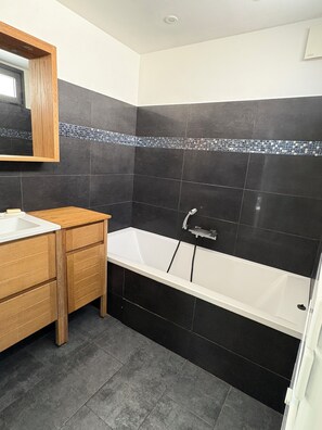 Dusche, Haartrockner, Handtücher, Seife