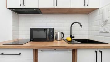 Frigorífico, microondas, placa de cocina y hervidor eléctrico