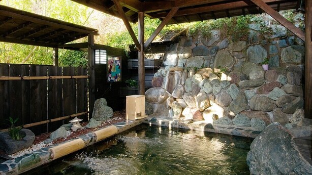 A stone waterfall, a wooden deck, and a small pond. - Villa Katsuyama Avail (Kyonan)