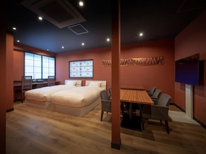 Una habitación de hotel con una cama, un escritorio, una silla, una mesa y un televisor.