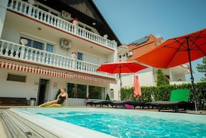 Una piscina cubierta, una piscina al aire libre de temporada