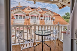 Habitación junior doble, balcón | Restaurante al aire libre