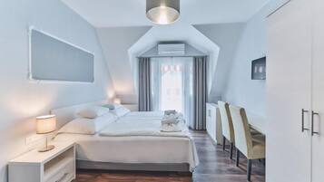 Double Room, Balcony | In-room safe, free WiFi
