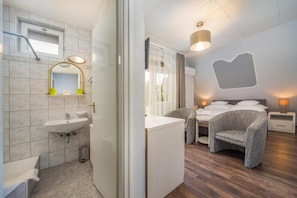 Double Room, Balcony | Bathroom - Tokajer Wellness Panzió (Keszthely)