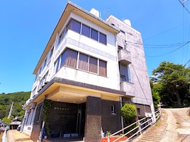Un edificio de varios pisos con techo plano, ventanas amplias y fachada de ladrillo.
