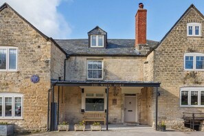 A stone building with a sign reading 'The White Hart.' - Luxury Family Period Home By The Cotswold Way (Leonard Stanley)